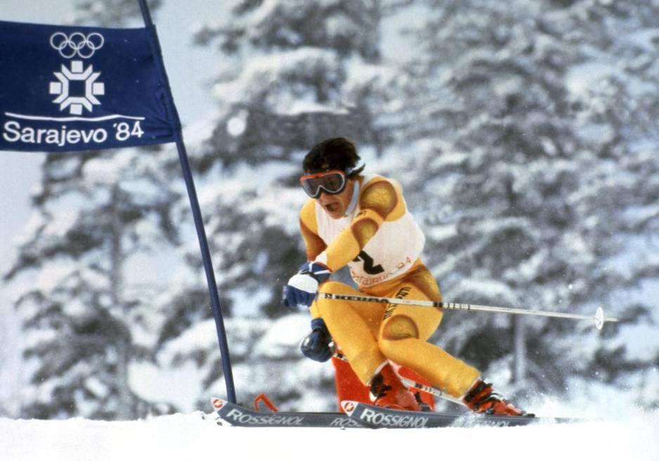 Una persona está esquiando por una pendiente cubierta de nieve. en LUNA 1 apartman, en Travnik