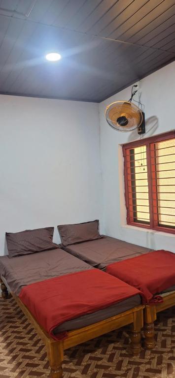 Un dormitorio con dos camas en una habitación. en CoCo Camp Stay, en Honāvar