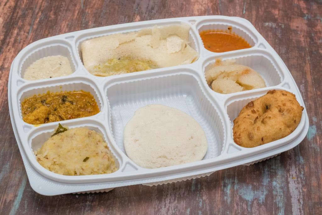 蓬蒂切里Nature Dream Resort的装满不同种类食物的塑料容器