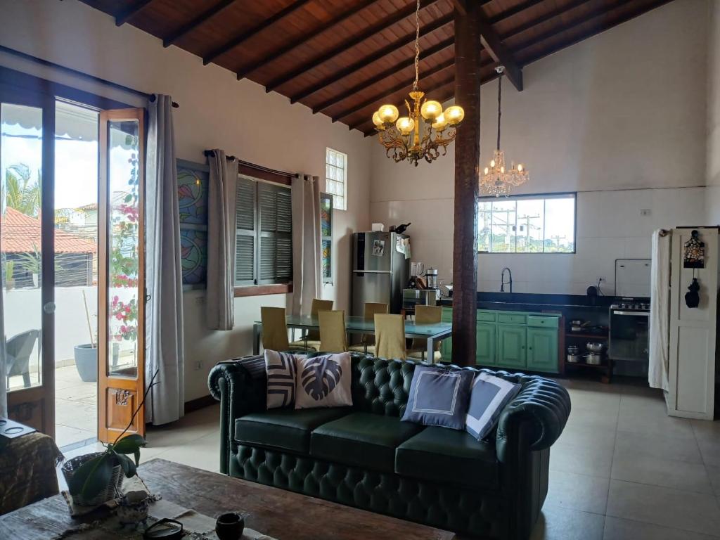 Una cocina o cocineta en Apartamento grande no centro de Armacao dos Buzios