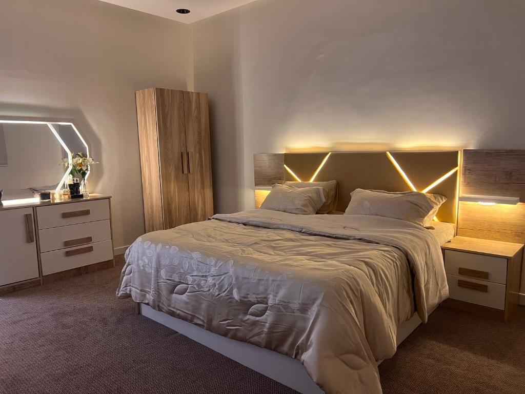 Ένα ή περισσότερα κρεβάτια σε δωμάτιο στο غرفة فندقية مع صالة ومطبخ دخول ذاتي