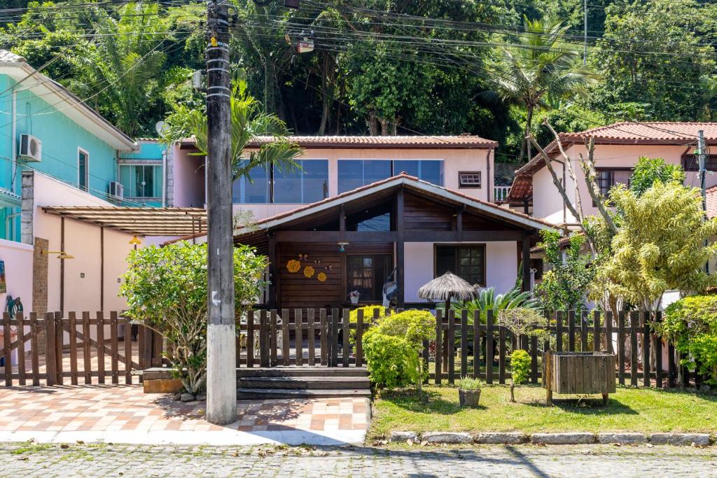 een huis met een hek ervoor bij Aconchego in Mangaratiba