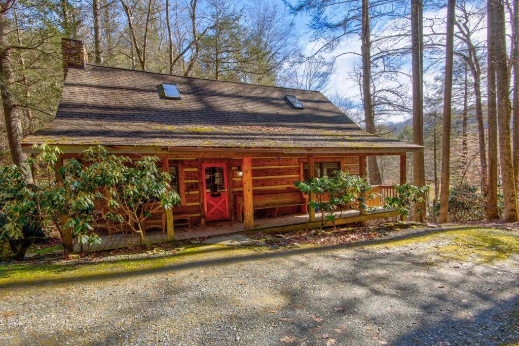 een blokhut midden in het bos bij Soothing Waters in Vilas