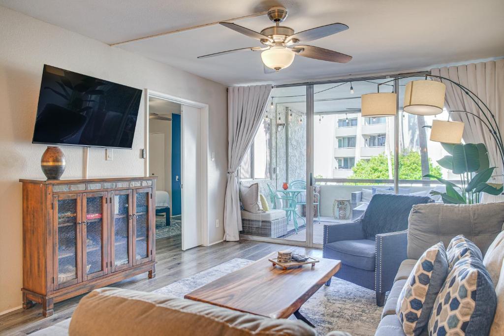 Una televisión o centro de entretenimiento en Less Than 1 Mi to Fashion Square Condo with Community Perks