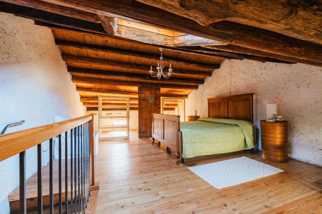 a bedroom with a bed and a wooden ceiling at In-giardino in Osigo