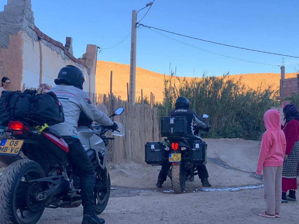 ミデルにあるGîte flilouの未舗装道路でバイクに乗る二人