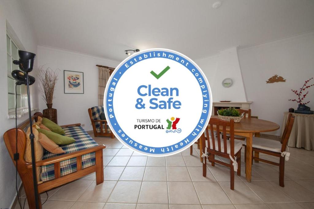 ein Schild, auf dem steht: sauber und sicher im Wohnzimmer in der Unterkunft B30 - Apartment T2 in Alvor in Alvor