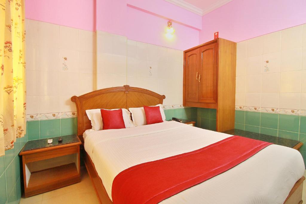 Postel nebo postele na pokoji v ubytování Hotel O IBRAS Residency Trichy