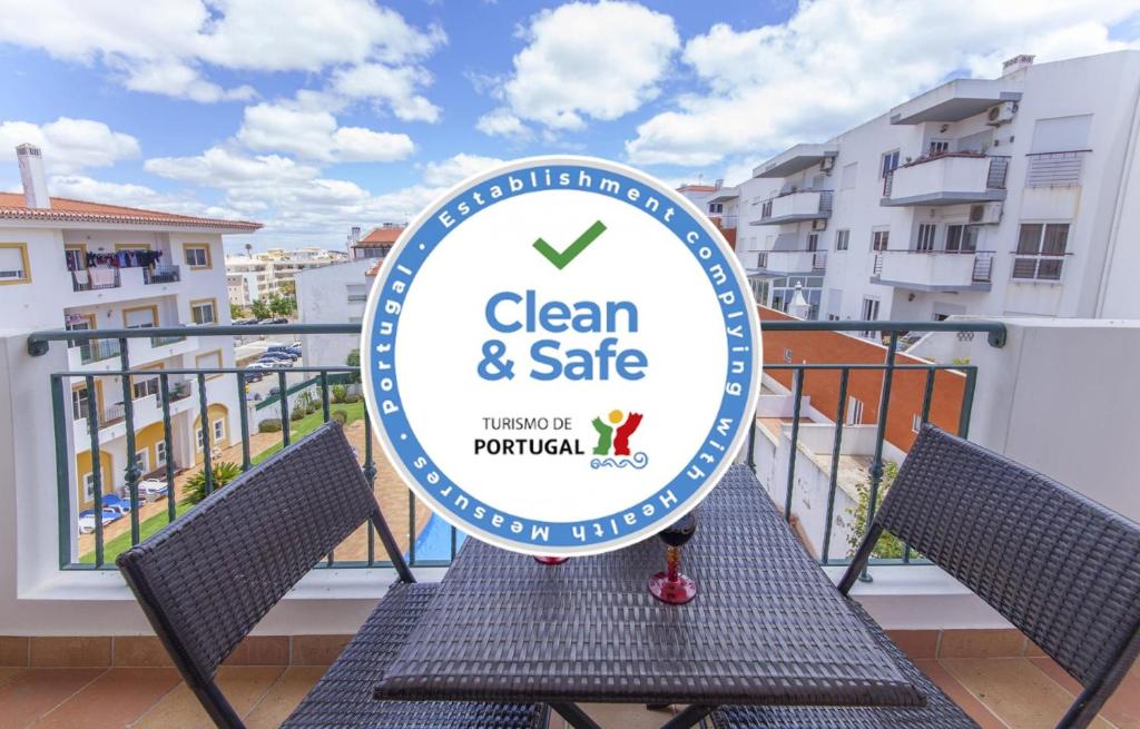 ein Schild für Sauberkeit und Sicherheit auf einem Balkon in der Unterkunft B41 - Windmill Modern with Pool in Lagos