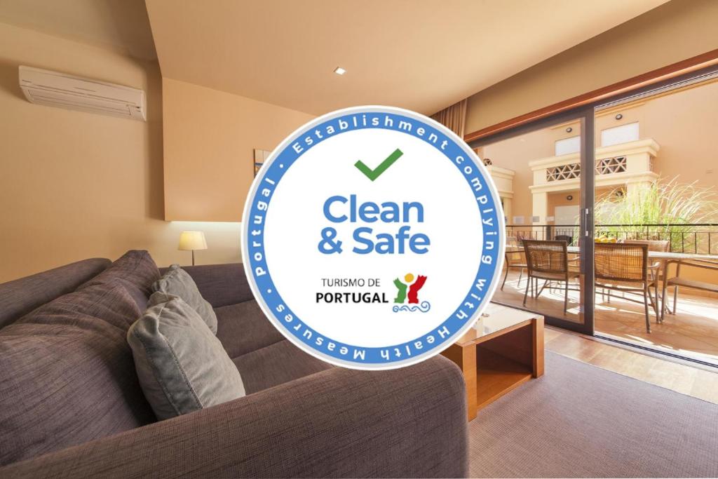 ein Zeichen für ein sauberes und sicheres Wohnzimmer in einem Haus in der Unterkunft B27 - LuzBay 2 Bed Apartment in Luz