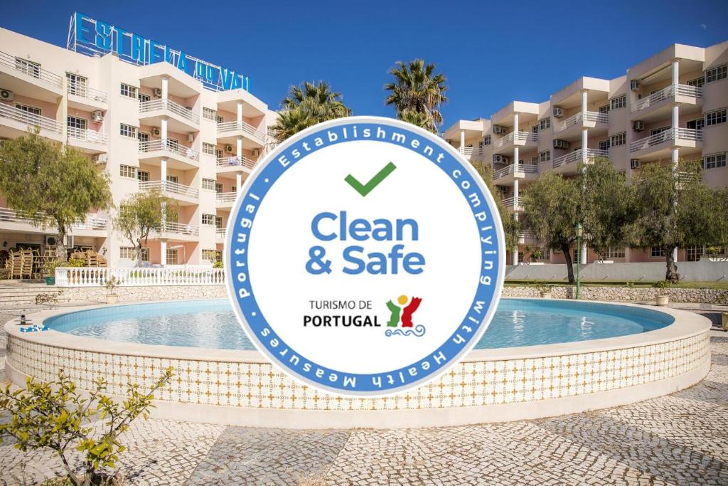 Et logo, certifikat, skilt eller en pris der bliver vist frem på B33 - Praia do Vau Apartment