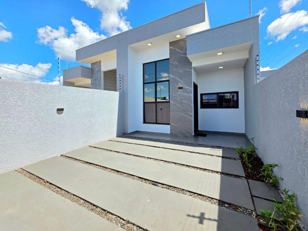 Casa novíssima com 2 quartos e 2 wc, 10 a 15 min centro e atrativos في فوز دو إيغواسو: تقديم منزل بباب امامي