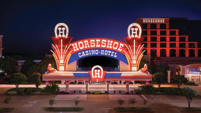 ein nachts beleuchtetes Baseballstadion in der Unterkunft Horseshoe Tunica, A Caesars Destination in Tunica Resorts