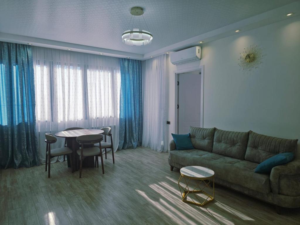 ein Wohnzimmer mit Sofa und Tisch in der Unterkunft Premium apartment in Batumi 1718 in Batumi
