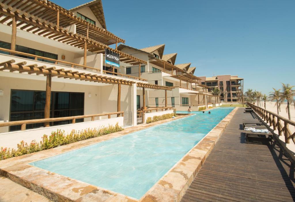 una imagen de una piscina en un complejo en Mirmar Apartments, en Cumbuco