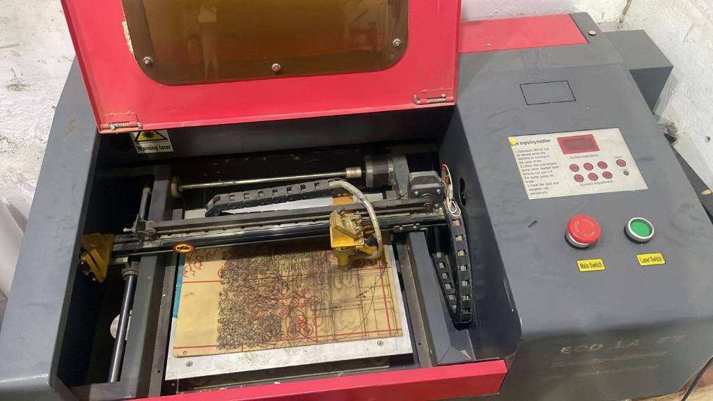 an inside view of a printing machine with a screen at Hhxhd 