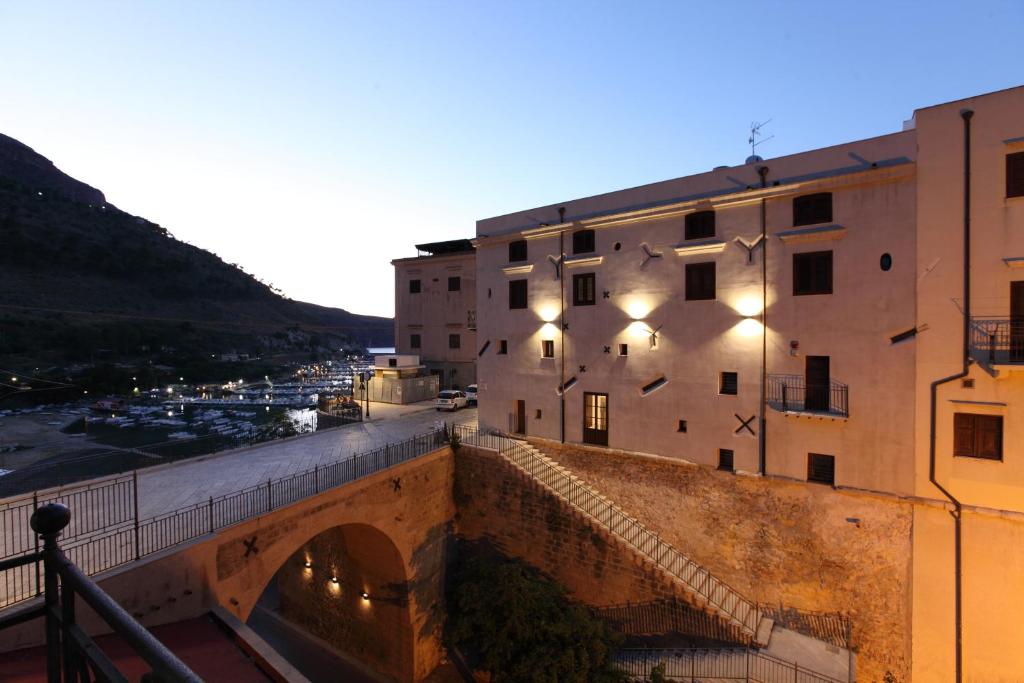 a building with an arch and stairs next to a building at Sopra Le Mura in Castellammare del Golfo
