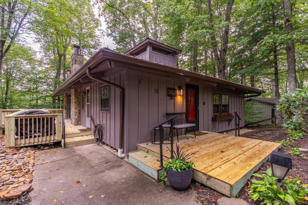 Κήπος έξω από το Blue Ridge Retreat at Linville Land Harbor