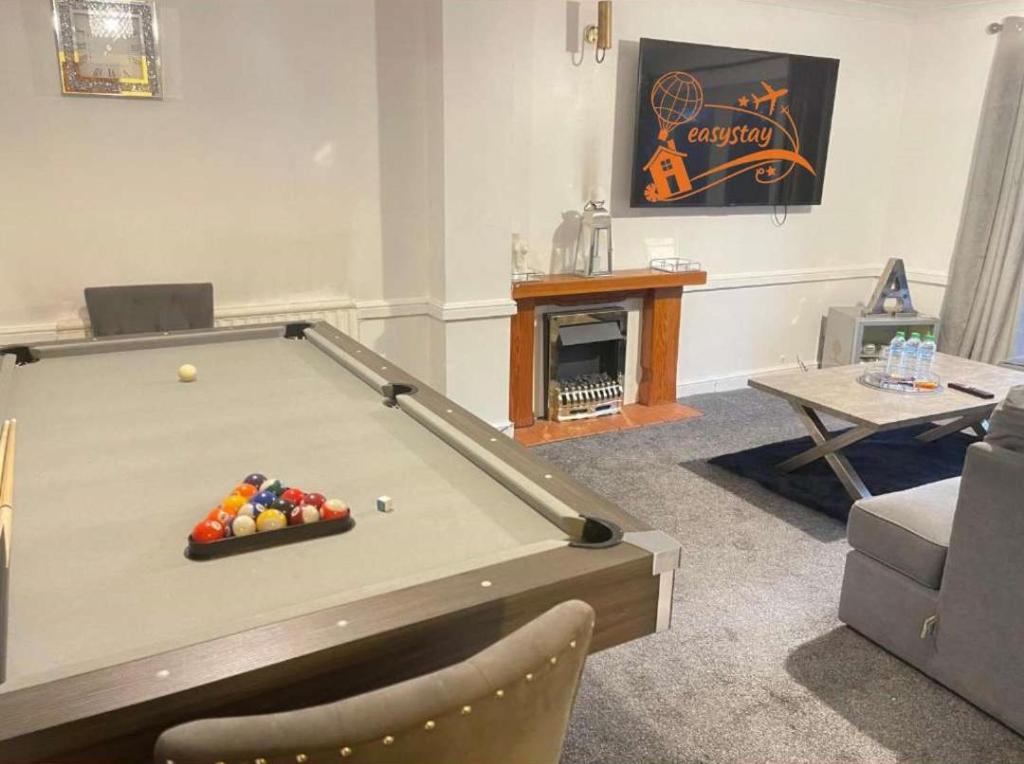 Biliár nebo kulečník v ubytování Easystays Baby Mansion Can Sleep 18