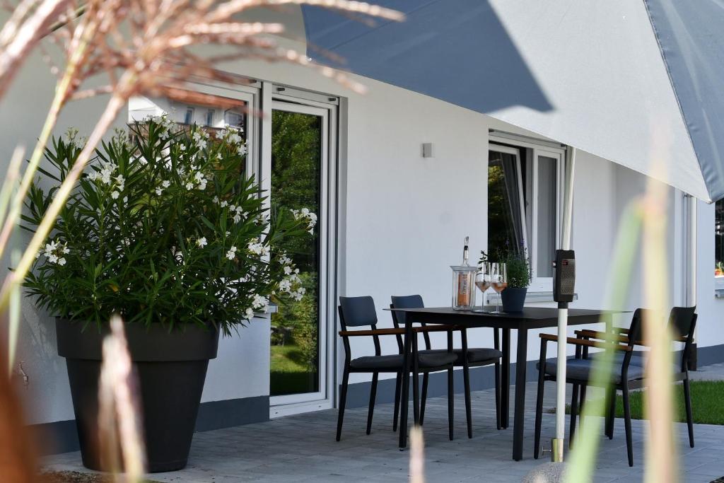 a patio with a table and a potted plant at Quartier Wellant in Weißensberg