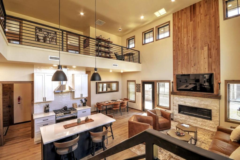 a large living room with a kitchen and a living room at Basin Bungalow Red Lodge in Red Lodge
