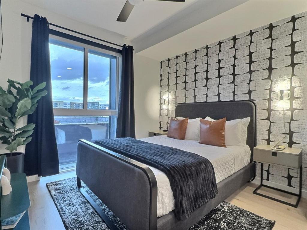 Ένα ή περισσότερα κρεβάτια σε δωμάτιο στο Weekend Base, Walk to Stadium and Great Eats