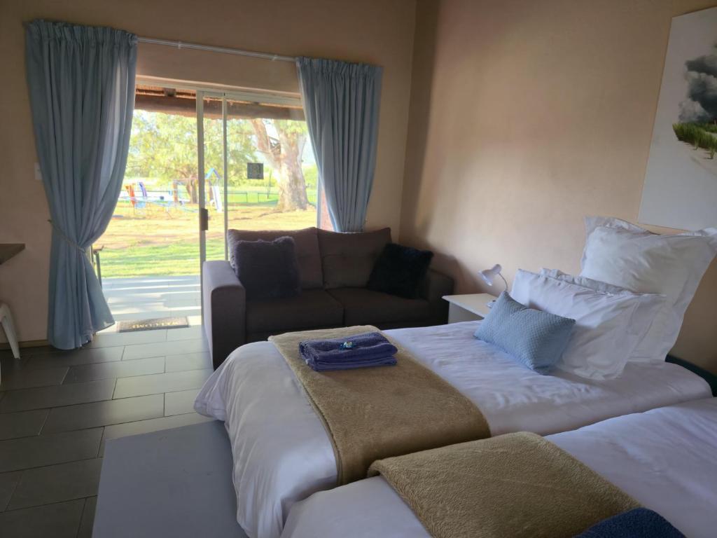 Ένα ή περισσότερα κρεβάτια σε δωμάτιο στο Loubad Guest Farm