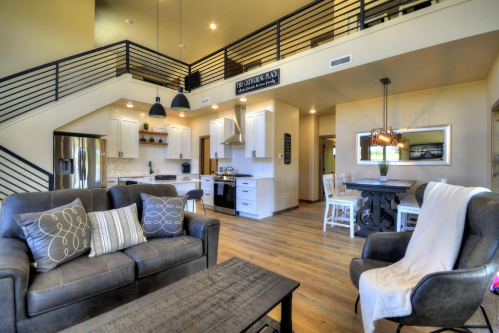 a living room with a couch and a kitchen at Summit Sky Retreat Red Lodge in Red Lodge
