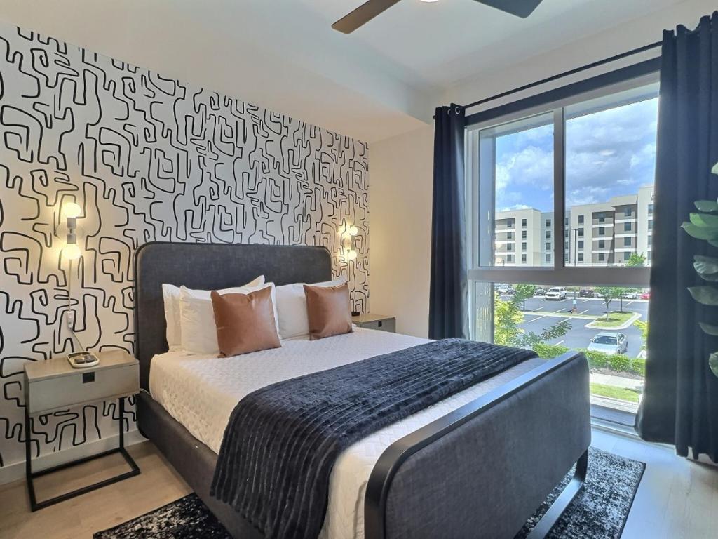 una camera da letto con un letto e una grande finestra di Work Trip Escape Near Hospital and Local Dining a Birmingham