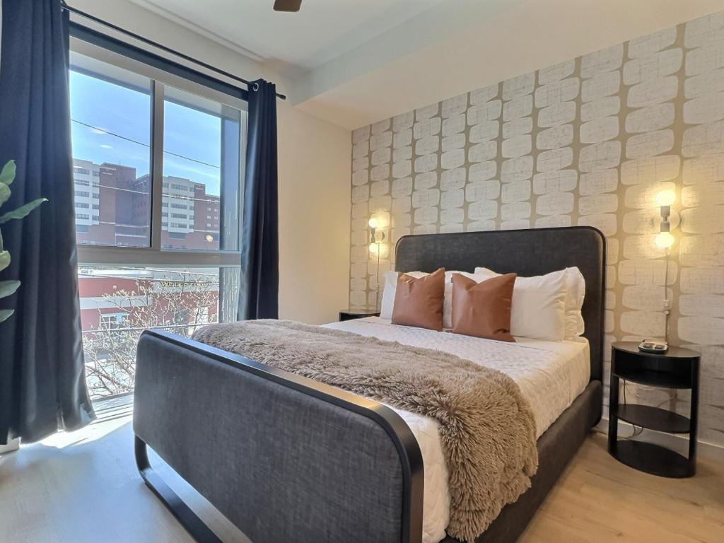 una camera da letto con un letto e una grande finestra di Stylish Studio, Walk to Food, Bars and Baseball a Birmingham