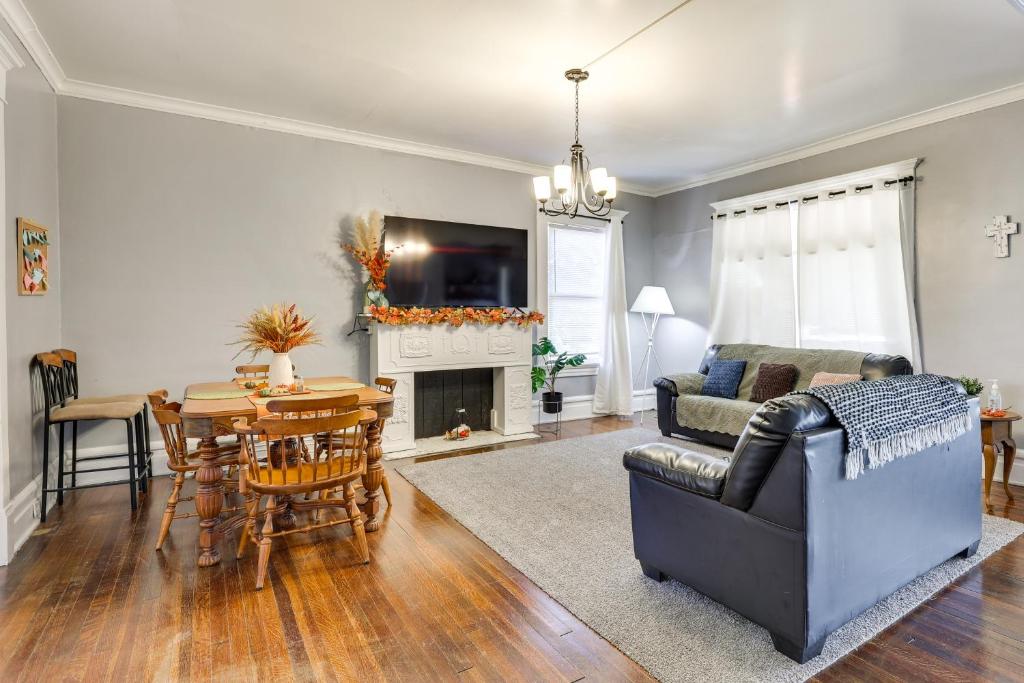 Χώρος καθιστικού στο Less Than 1 Mi to Youngstown State Historic Home with Porch