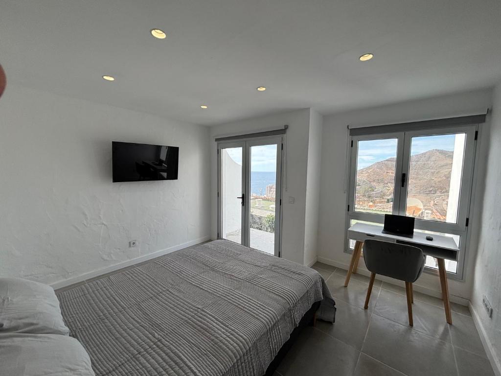 Ένα ή περισσότερα κρεβάτια σε δωμάτιο στο Modern house with sea views, pool and a chillout terrace