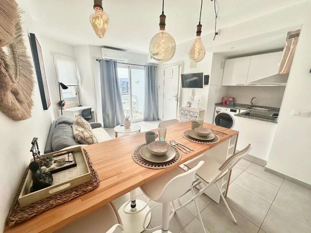 Chocolate Cookie- AC, High speed internet, Desk with natural light, Sunny terrace and pool