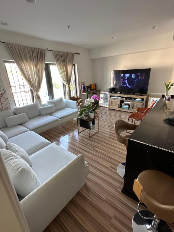 Μια τηλεόραση ή/και κέντρο ψυχαγωγίας στο Private Room and Bath By Hudson River