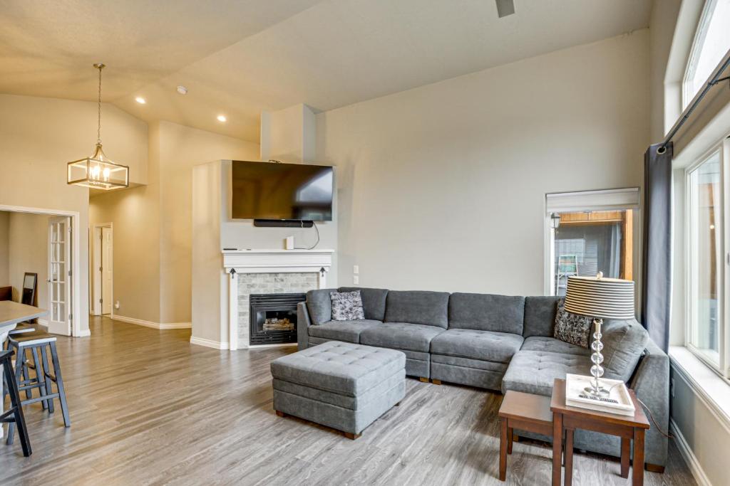 Χώρος καθιστικού στο 3 Mi to Dtwn Salem Cozy Gem with Sunroom!