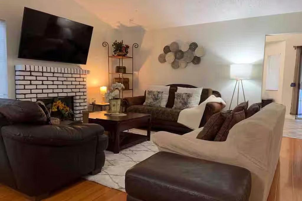 Un lugar para sentarse en Home 8 Mi to Dtwn Riverside Families Welcome!