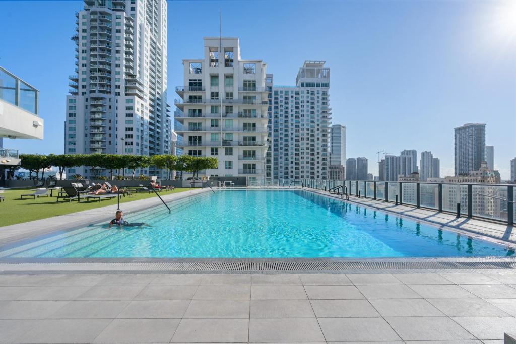 View of Hollywood Luxury High-Rise Rooftop Pool City Views - Vrbo