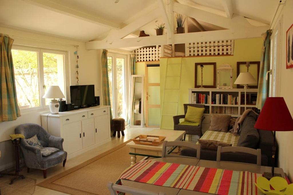 Μια τηλεόραση ή/και κέντρο ψυχαγωγίας στο Gîte des Preaux in Pacy near Giverny