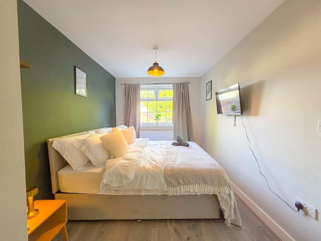 een slaapkamer met een bed en een raam bij Copper Pine - Refurbished - Contractors & families in Dowlais