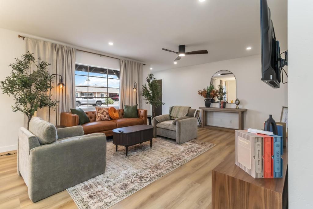 Khu vực ghế ngồi tại Modern Scottsdale Retreat with Private Jacuzzi 4 Bedrooms 2 Full Bath