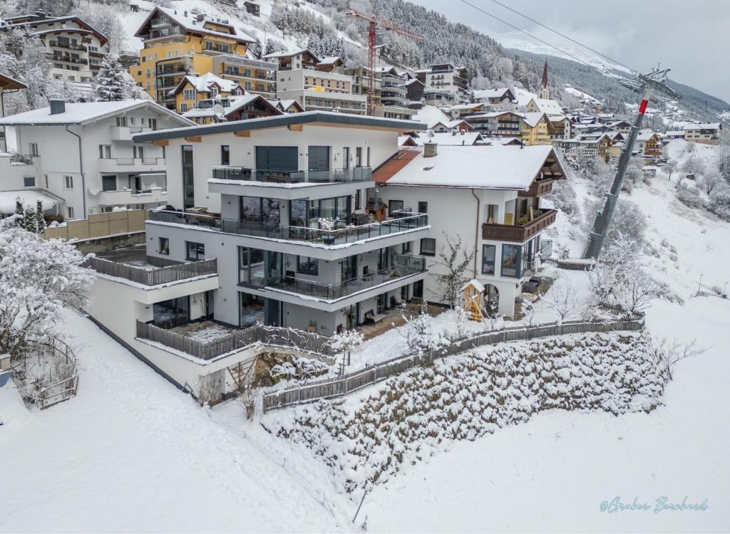 una vista aérea de una casa en la nieve en Nauers, en Kappl