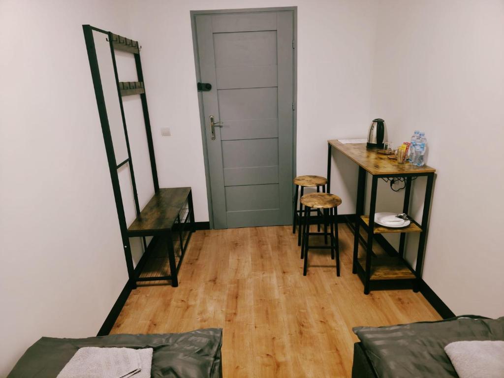 a room with a table and chairs and a mirror at Pyrzowice noclegi AirNest 8 min od Lotniska Katowice Airport 