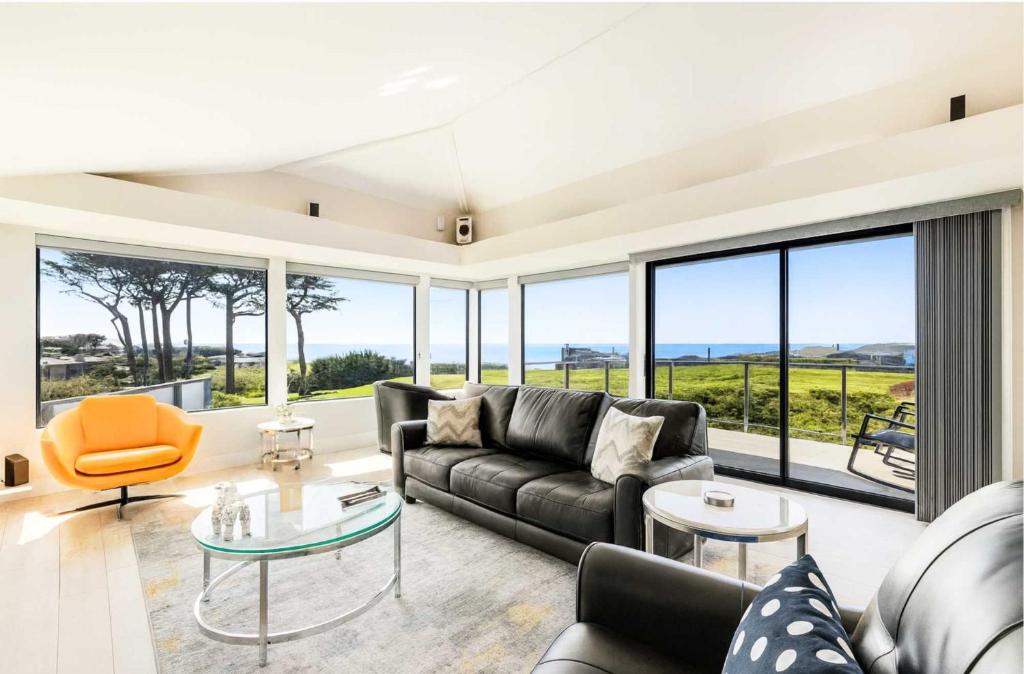 ボデガベイにあるCoastal Tee Lodge by Sonoma Stays - Ocean Viewsのソファとテーブルと窓のあるリビングルーム
