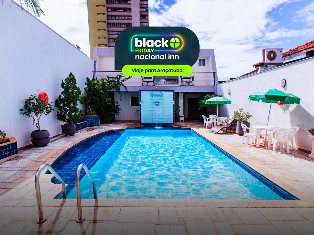 uma piscina em frente a um hotel em Hotel Nacional Inn Araçatuba em Araçatuba