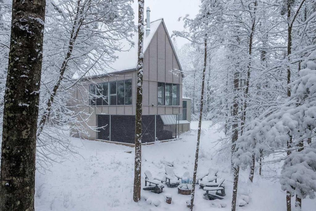 Grande ValleeにあるChalet Nova - Well being and fullnessの雪の家