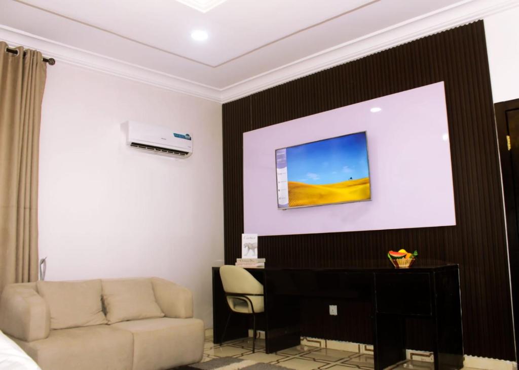 TV/trung tâm giải trí tại Heirloom Luxury Hotel and Apartments