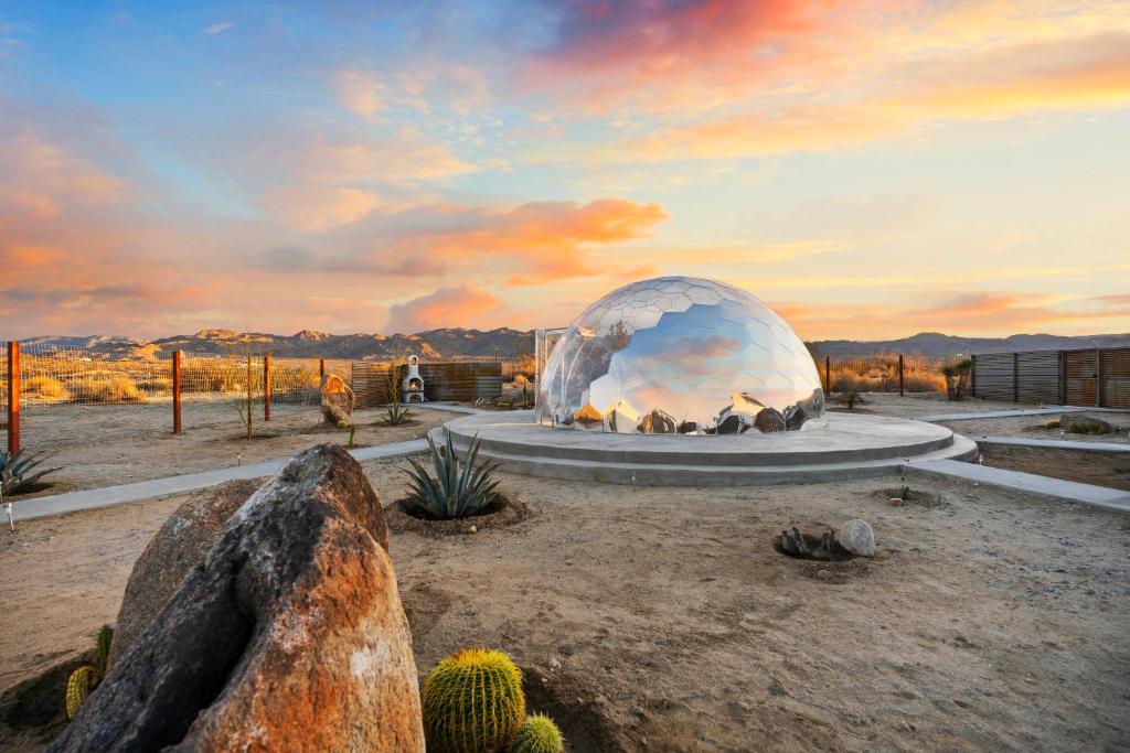a domed observatory with a view of the desert at Quail Wash Retreat - Star Dome I Sauna I Plunge I Spa in Joshua Tree