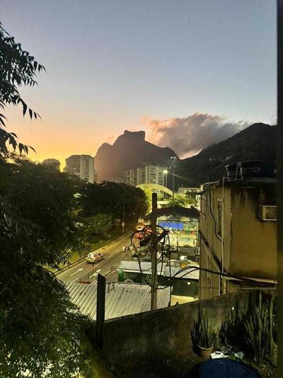 a view of a city with a mountain in the background at Verdito House in Rio de Janeiro
