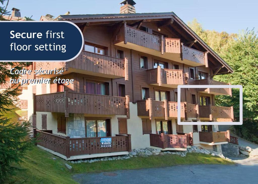 un gran edificio de apartamentos con balcones. en Les Grands Tetras, en Les Chavants