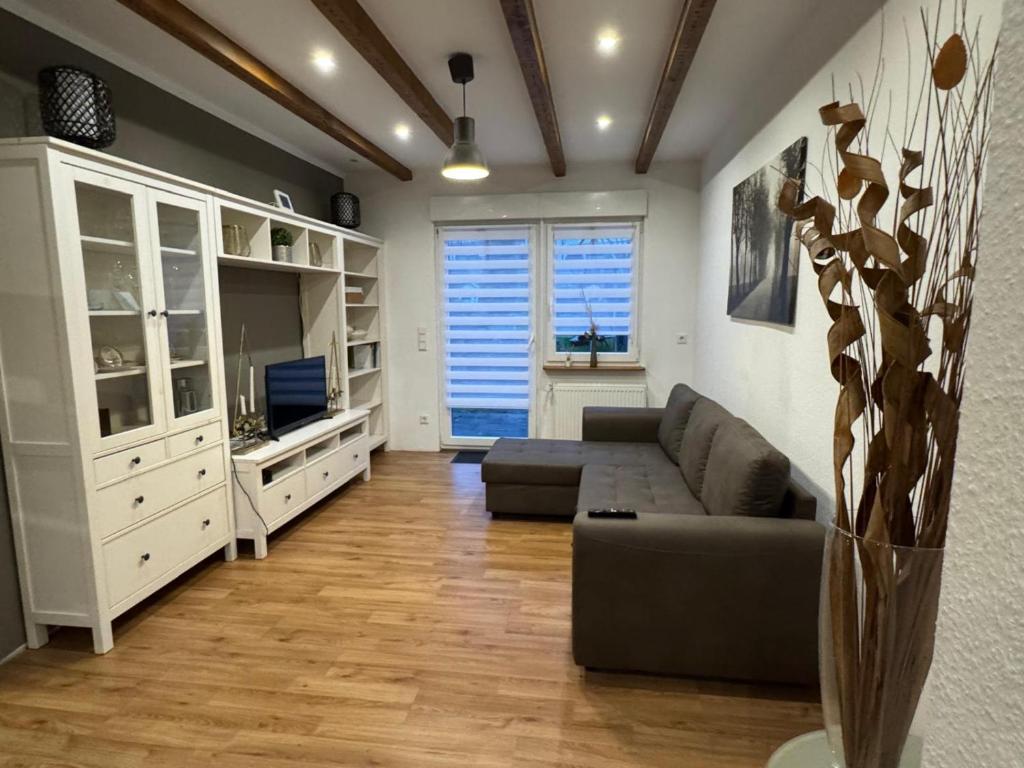 ein Wohnzimmer mit Sofa und Fernseher in der Unterkunft Ferienhaus Auf der Drossel in Gevelsberg